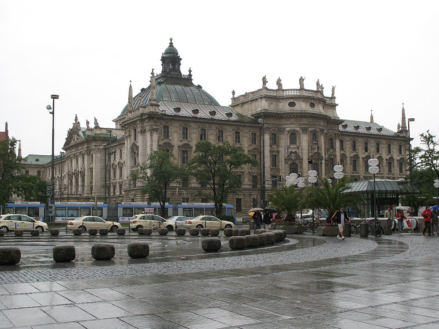 Карлсплатц Мюнхен (Штахус) - On Duty of Munich Карлсплатц Мюнхен (Штахус)