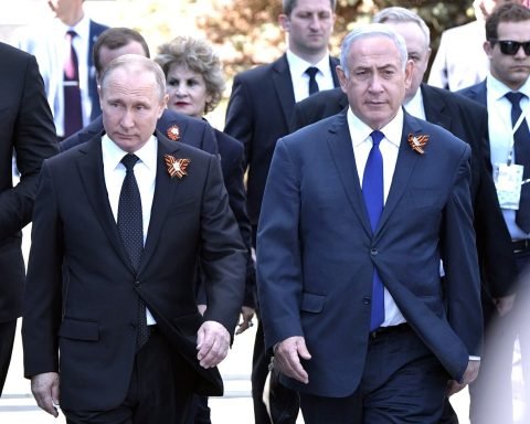 Putin Netanyahu Moscow Victory Day Parade 09-05-2018