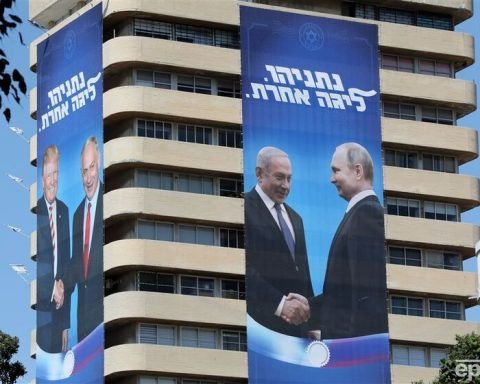 На фото предвыборный плакат Нетаниягу "Другая Лига", на котором он ставит себя в ровень Путину и позже комментировал, что он друг Путина