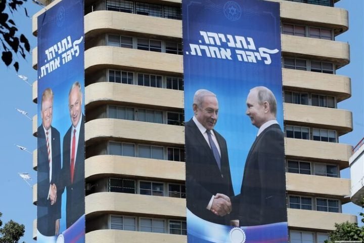 На фото предвыборный плакат Нетаниягу "Другая Лига", на котором он ставит себя в ровень Путину и позже комментировал, что он друг Путина
