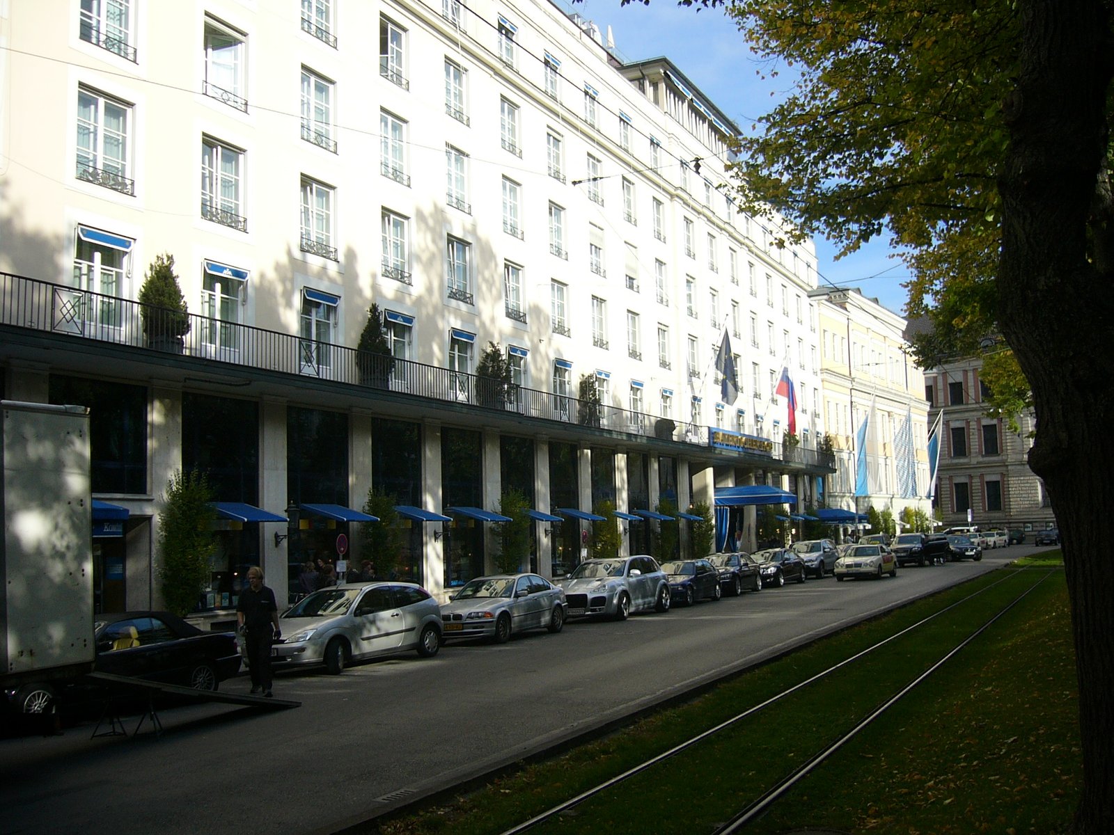 Отель Bayerischer Hof - On Duty of Munich Отель Bayerischer Hof